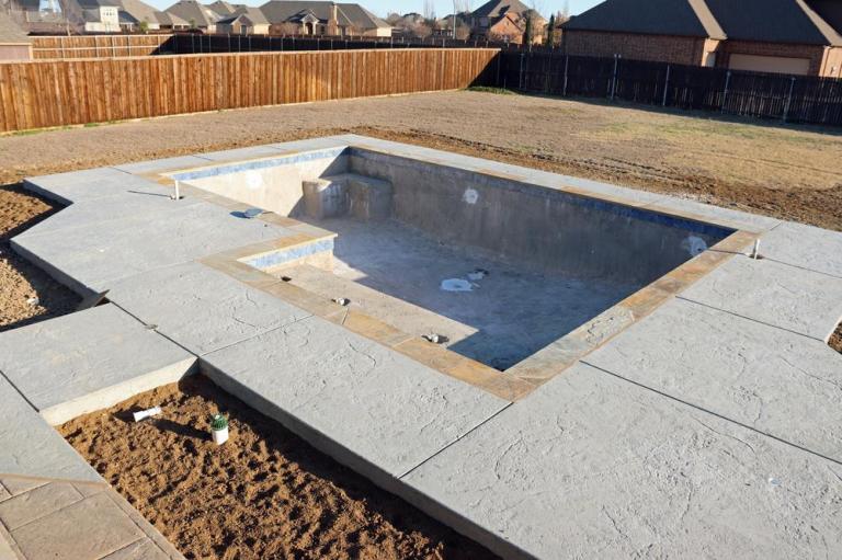 Piscine ancienne à Muret : faut-il la rénover ou la reconstruire ?